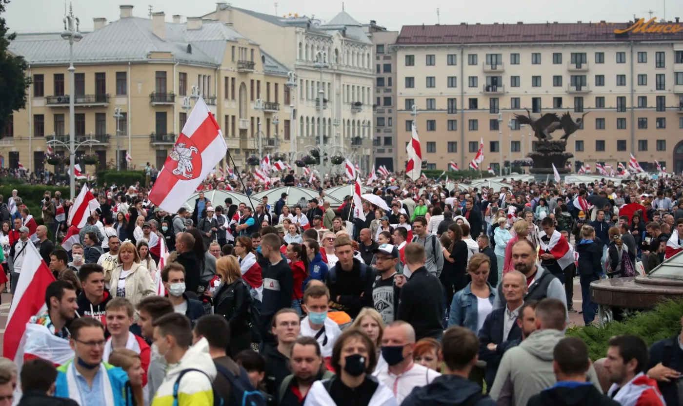 Marsz Nowej Białorusi: Dziesiątki tysięcy ludzi na proteście w centrum Mińska