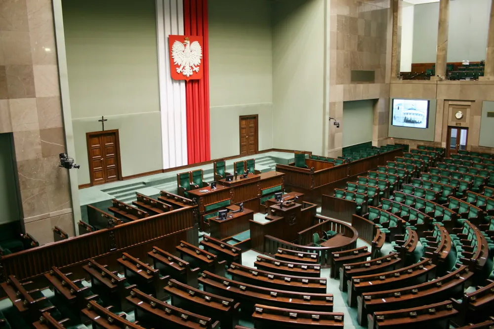 Sondaż CBOS: Największą sympatią cieszy się PiS, największa niechęć wobec partii KORWiN