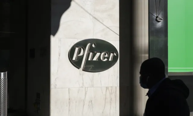 Szczepionki na Covid-19. KE ma umowę z Pfizer-BioNTech na zakup do 300 mln dawek
