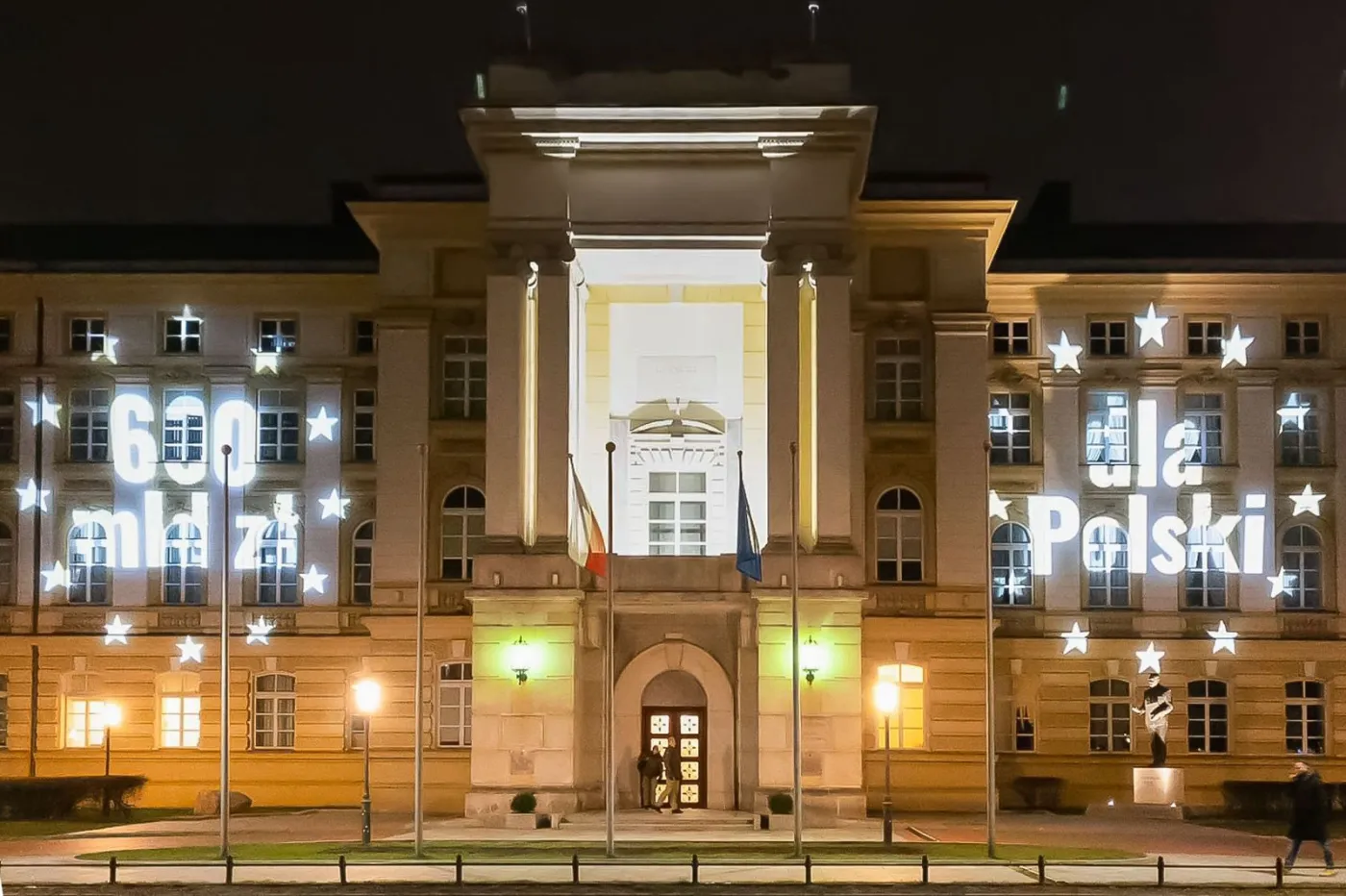 "600 mld zł dla Polski". Iluminacja na budynku KPRM