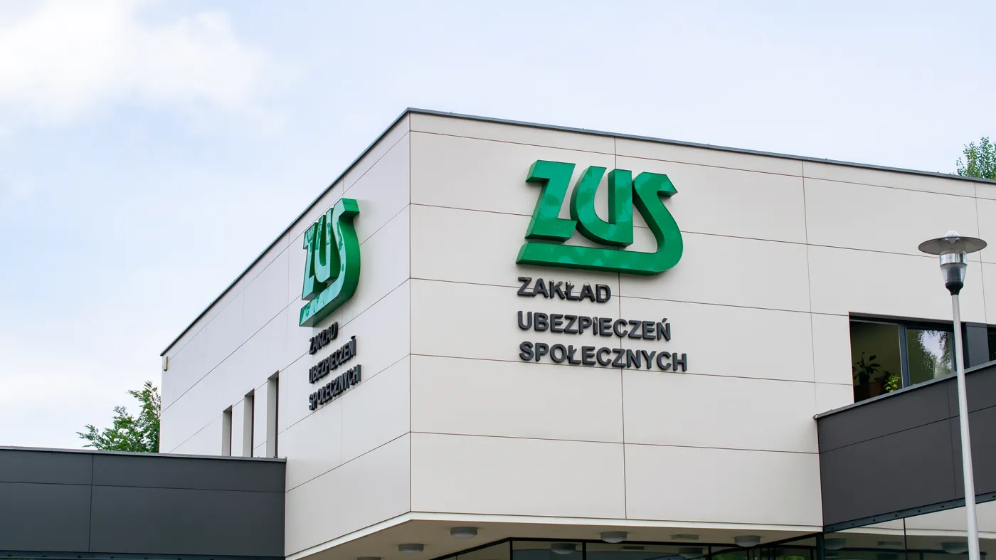 Budynek Zakładu Ubezpieczeń Społecznych (ZUS) z widocznym zielonym logo na elewacji.