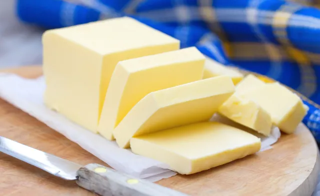 Sprzedaż masła leci w dół. To jeden z najszybciej drożejących produktów