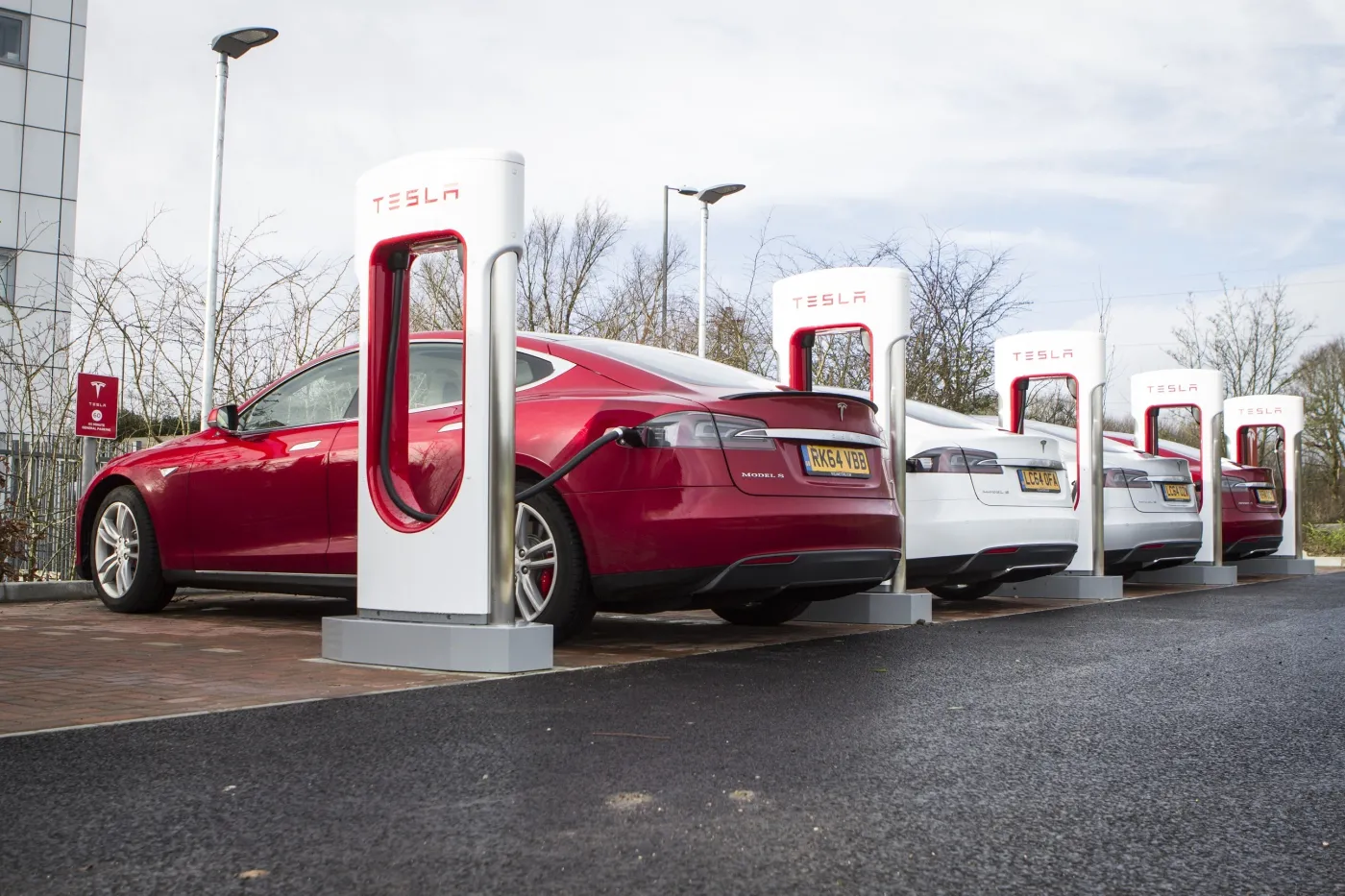 Jazda samochodem elektrycznym zimą?  Tych modeli raczej unikaj. Tesla wysoko