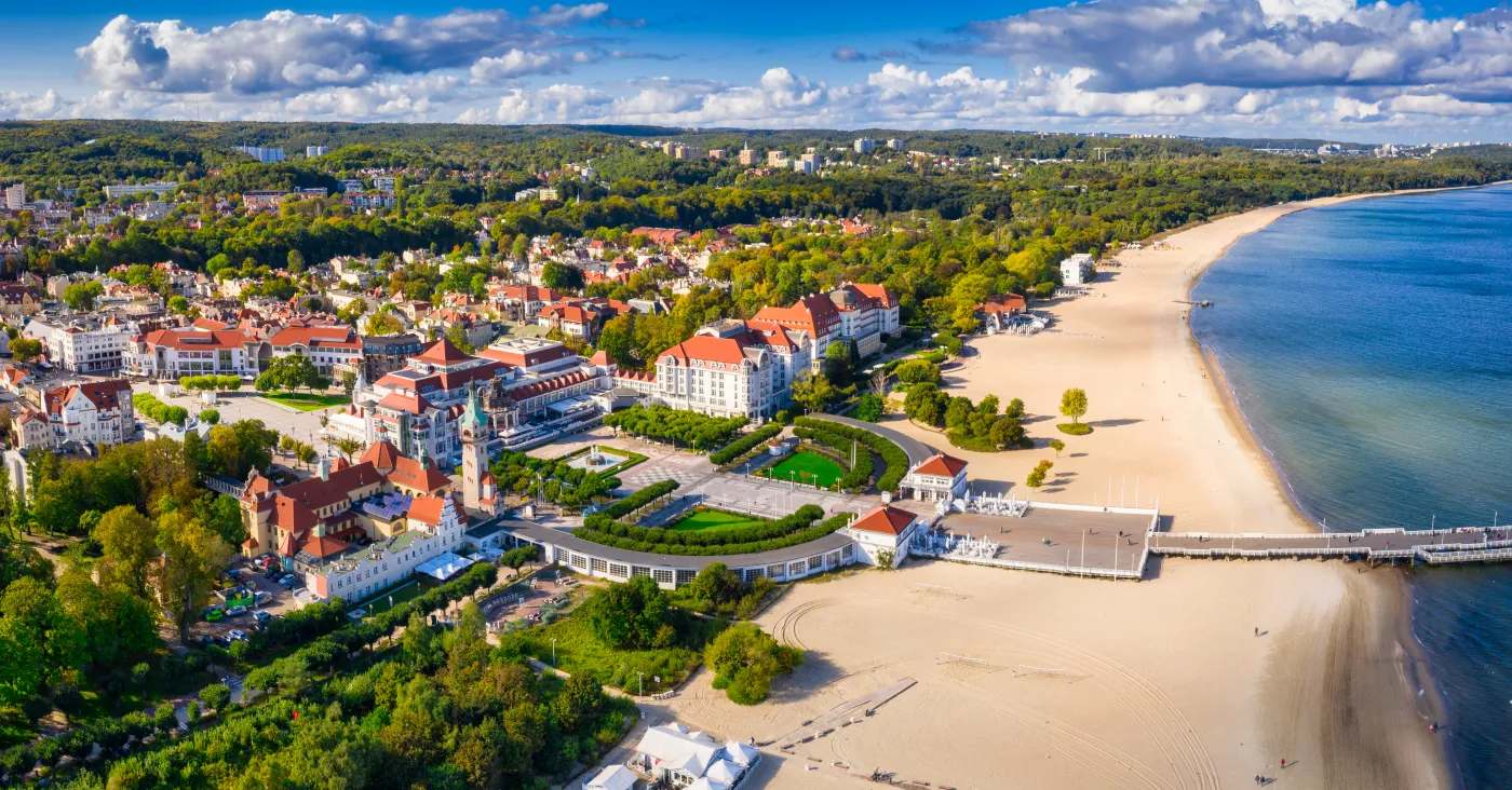 Mandaty po 5000 złotych dla turystów. Dotyczy hulajnóg, rowerów i samochodów. To lepiej wiedzieć przed wyjazdem do tego kurortu