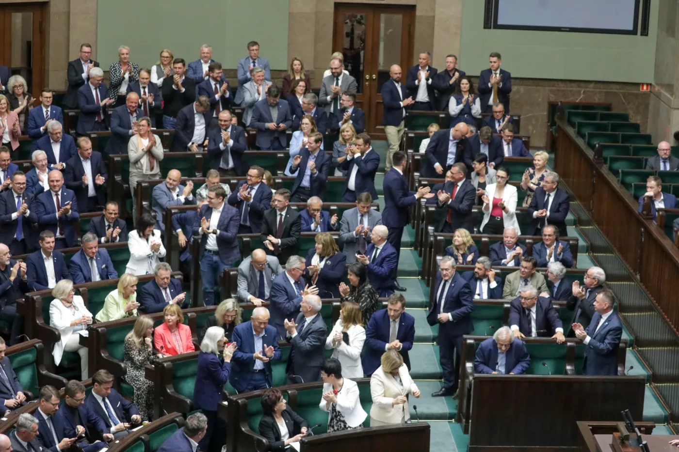 Polityczne przetasowanie. Liderzy tracą, Konfederacja słabnie, a kto zyskuje? [SONDAŻ]