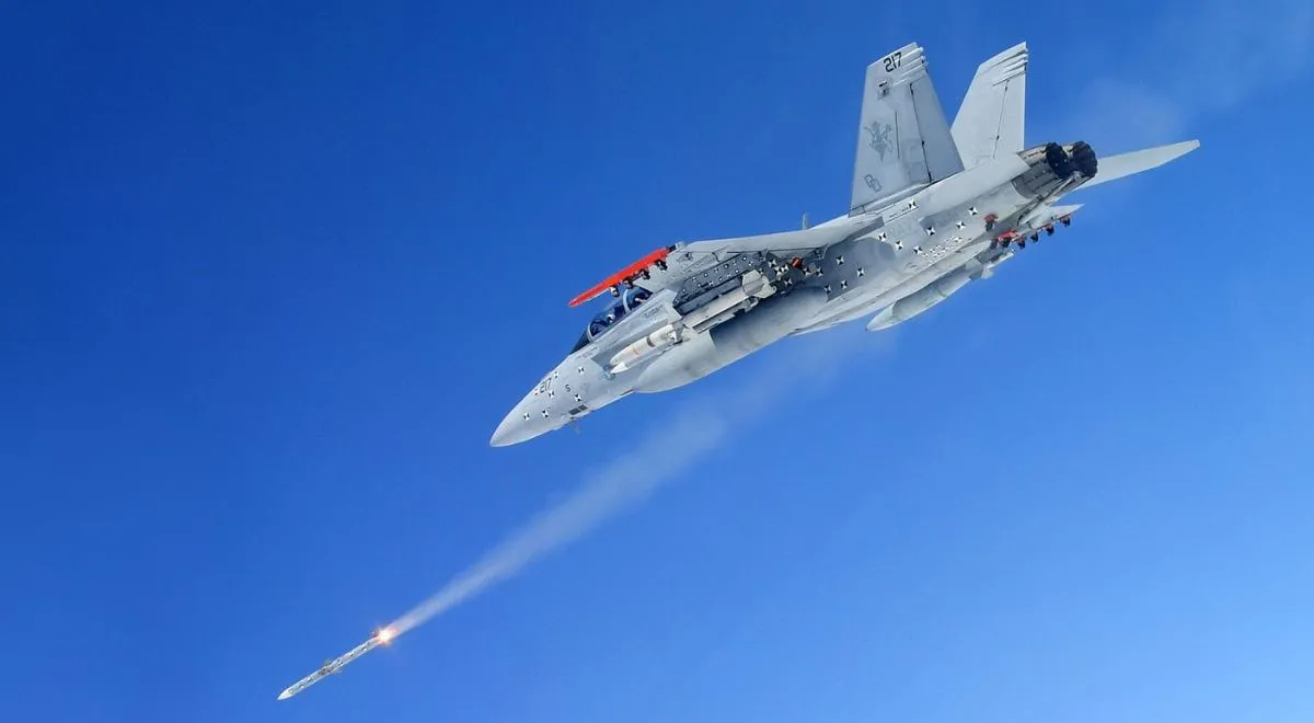 Pocisk AIM-120D-3 odpalony z F/A-18 Super Hornet