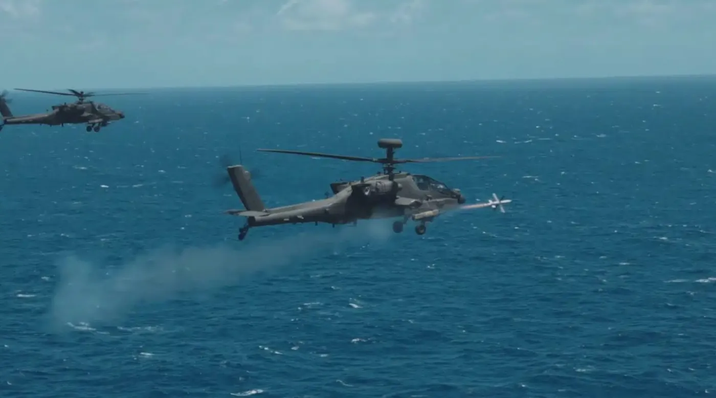 Śmigłowiec AH-64 Apache wystrzelił izraelski pocisk SPIKE NLOS w kierunku wycofanego ze służby krążownika USS Mobile Bay