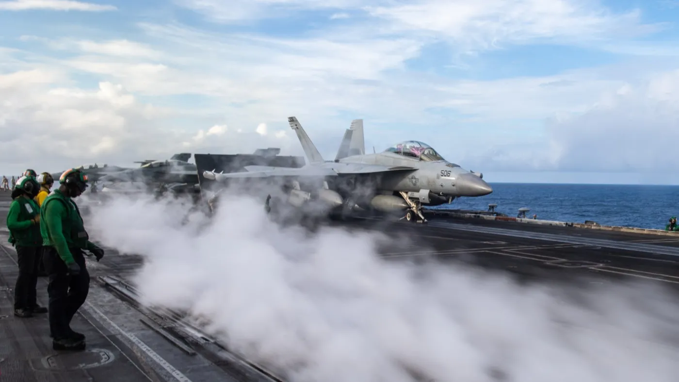 Amerykański myśliwec F-18 startujący z lotniskowca