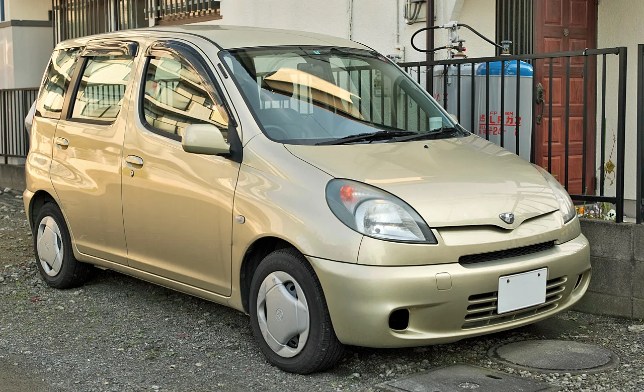 Toyota Yaris Verso, na zdjęciu pod japońską nazwą Fun Cargo, autor: Tennen-Gas, licencja: Creative Commons Attribution-Share Alike 3.0 Unported