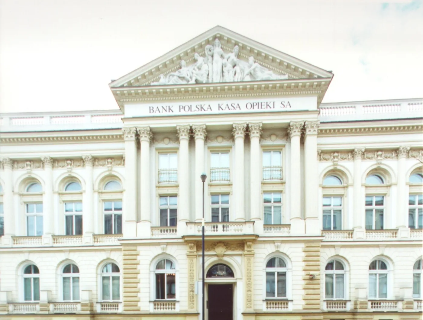 Zysk netto Pekao spadł do 735,58 mln zł w IV kw.