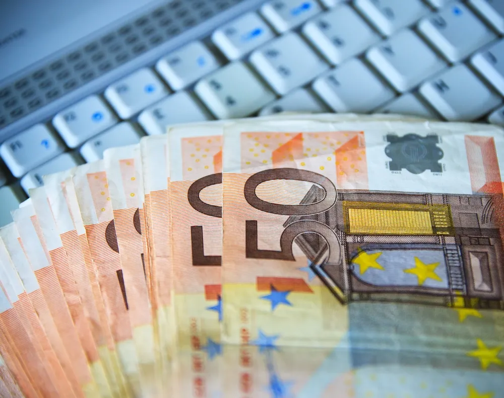 Internetowe zakupy w UE będą łatwiejsze. KE przedstawia reformę zasad e-handlu