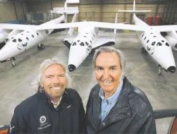 Richard Branson (z lewej) podczas prezentacji swojego najnowszego projektu na pustyni Mojave. Fot. DPA/Forum