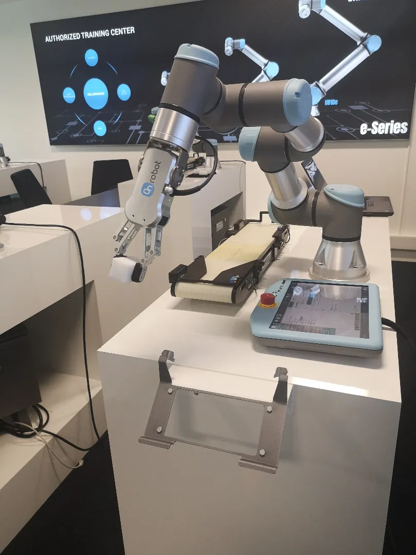 4243876-cobot2.jpg