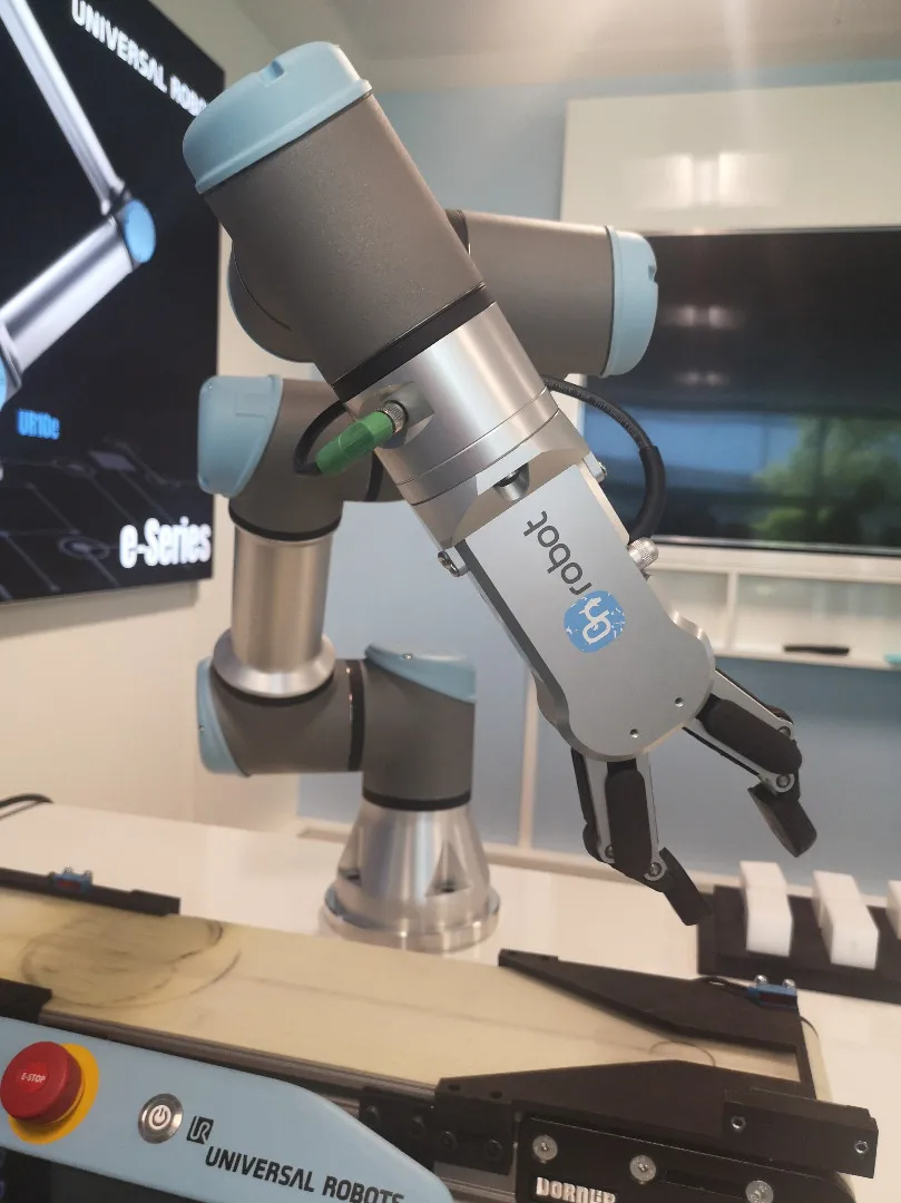 4243892-cobot3.jpg