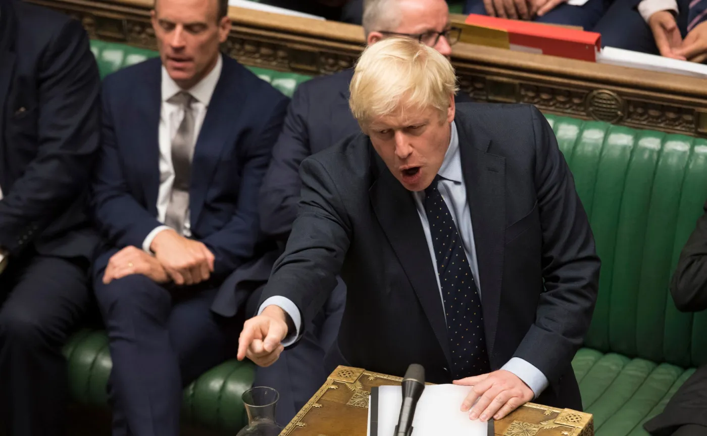 Dlaczego Johnson idzie na ryzykowną wojnę z wpływowymi torysami?
