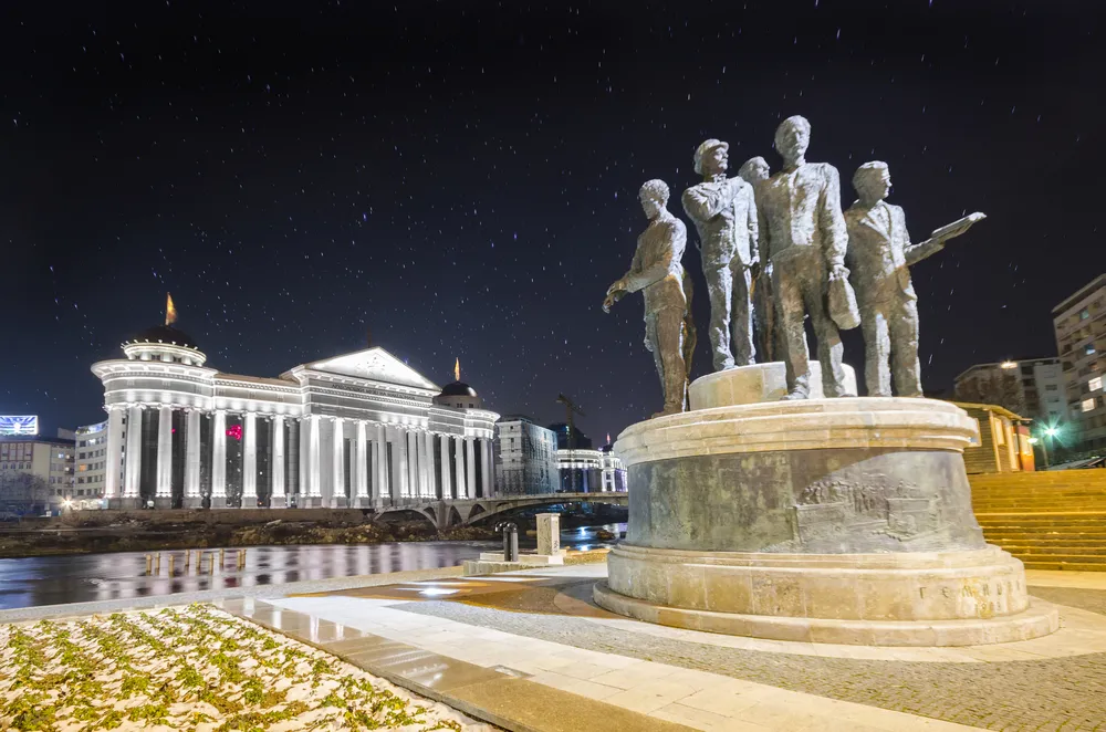Macedonia traci ludzi przez drenaż mózgów