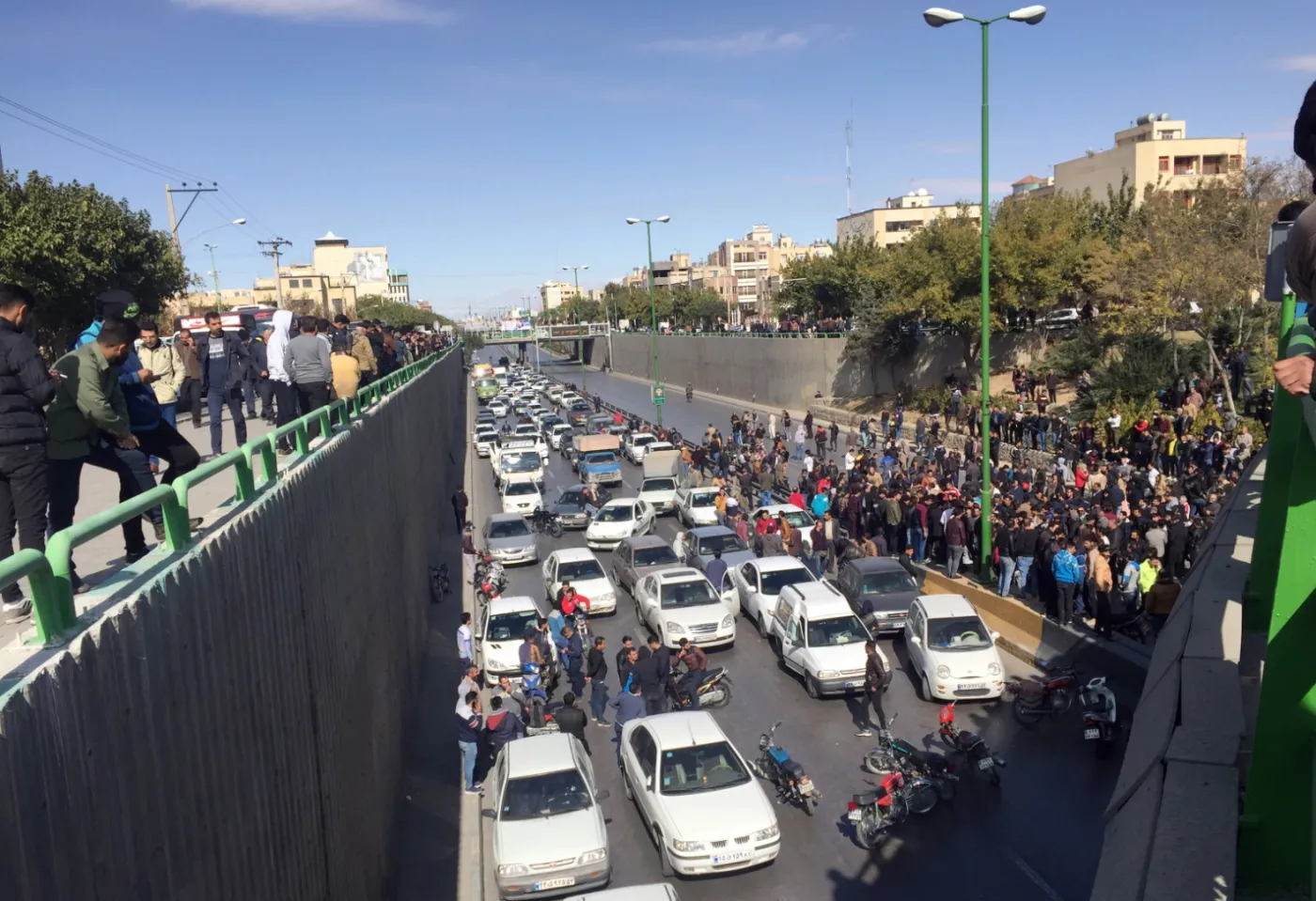 Iran: Po protestach przeciwko podwyżce cen benzyny Chamenei oskarża wrogów "o sabotaż"