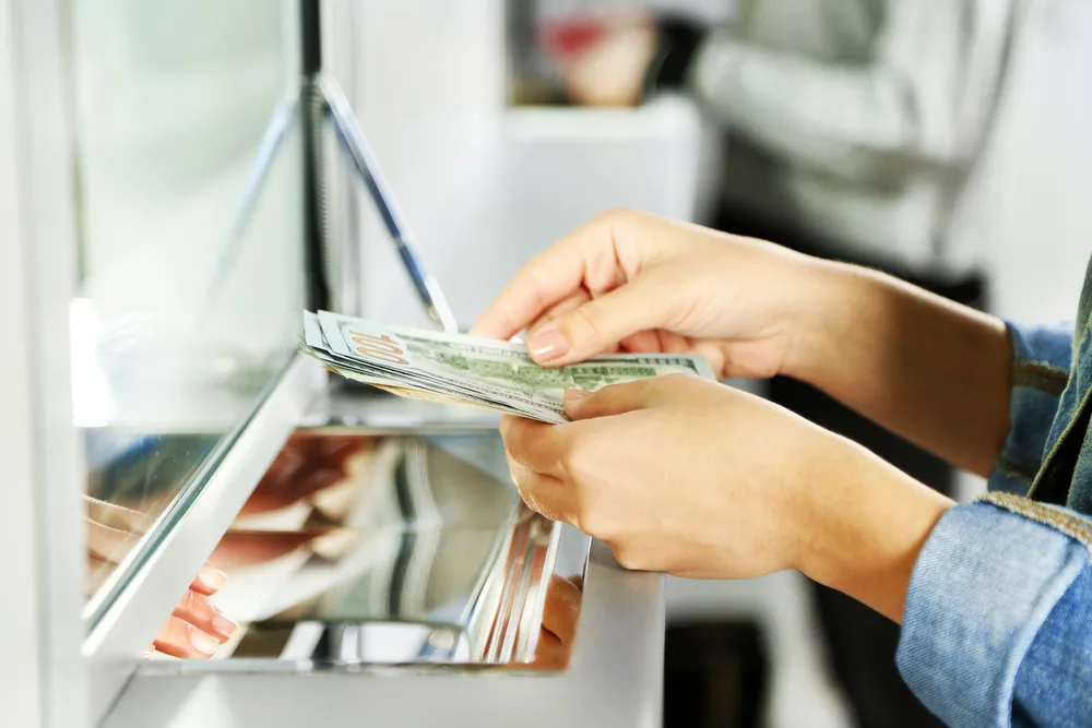 Banki biją się o pracowników z Lidlem i Biedronką