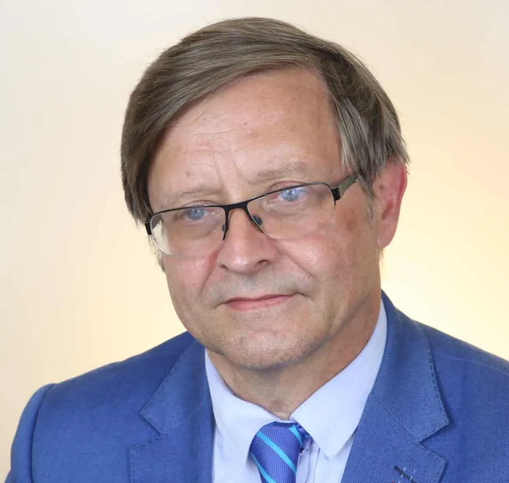 3202596-prof.jpg