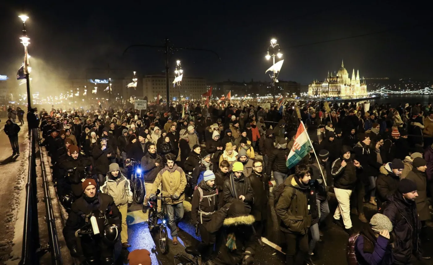 Kryzys na Węgrzech: Z budynku telewizji siłą wyprowadzono dwoje opozycyjnych polityków