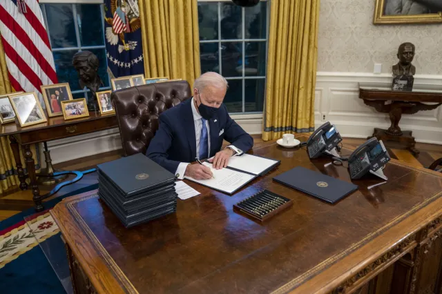Biden przejmuje stery okrętu z problemami