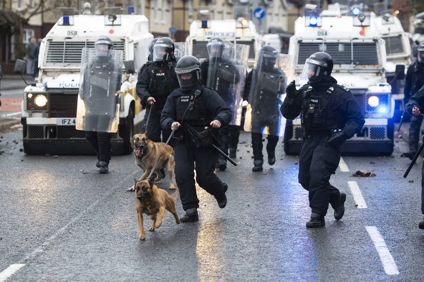 Zamieszki w Belfaście: 19 policjantów rannych