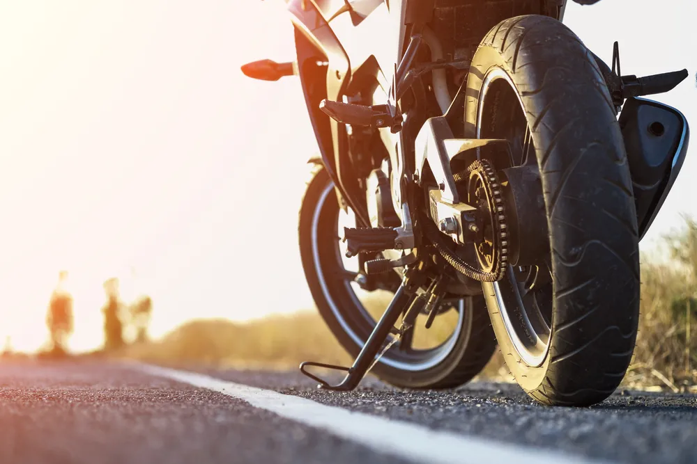 Kask, nakolanniki i strój motocyklisty są kosztem