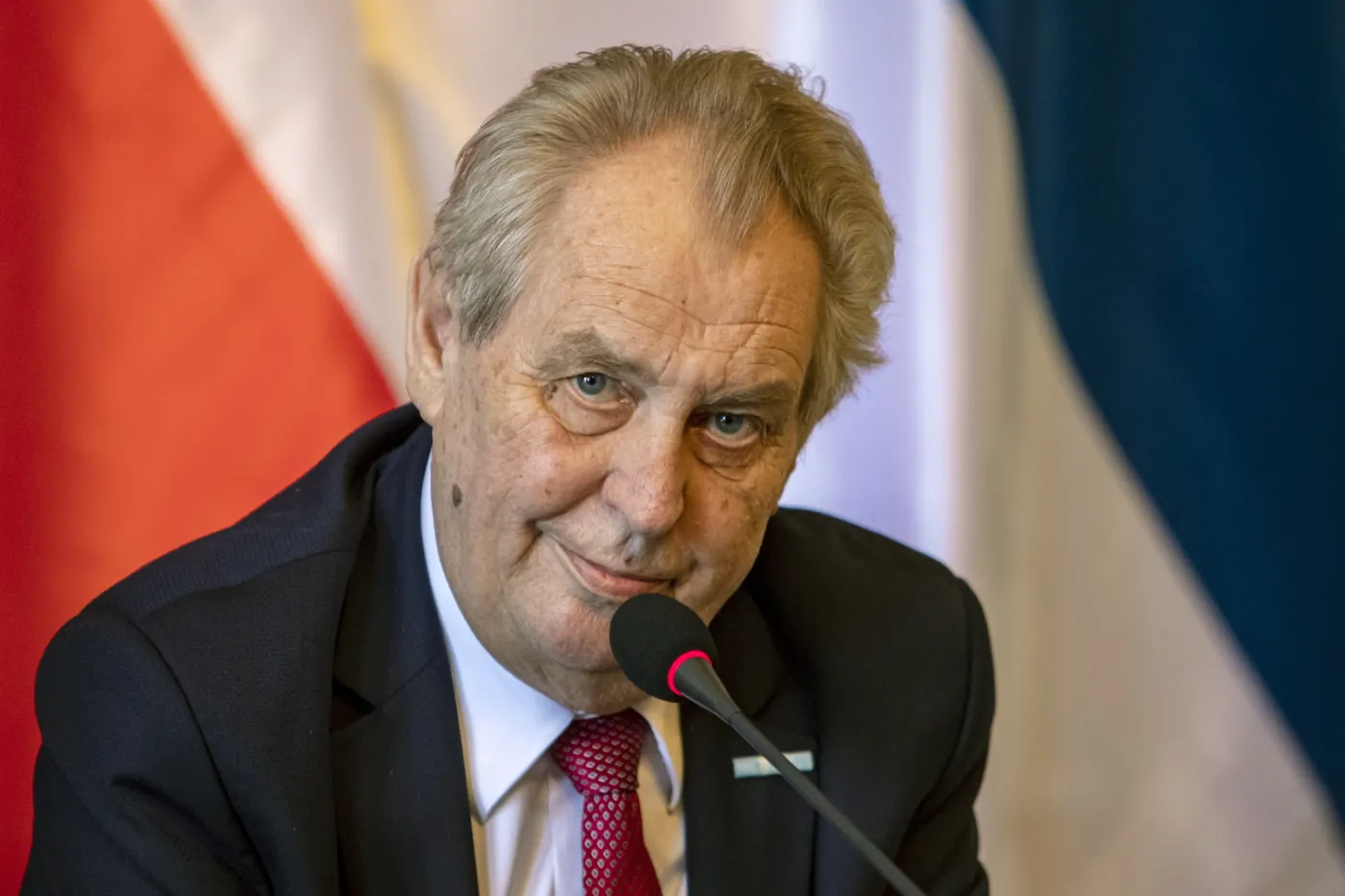 Zeman w szpitalu, rosną wpływy jego otoczenia