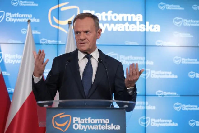 Donald Tusk zatrzymany przez policję. Stracił prawo jazdy