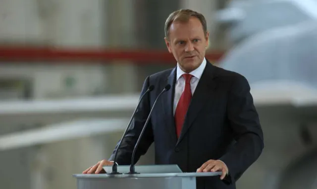 Tusk i inni liderzy opozycji na wtorkowej manifestacji przed Sejmem w obronie TVN