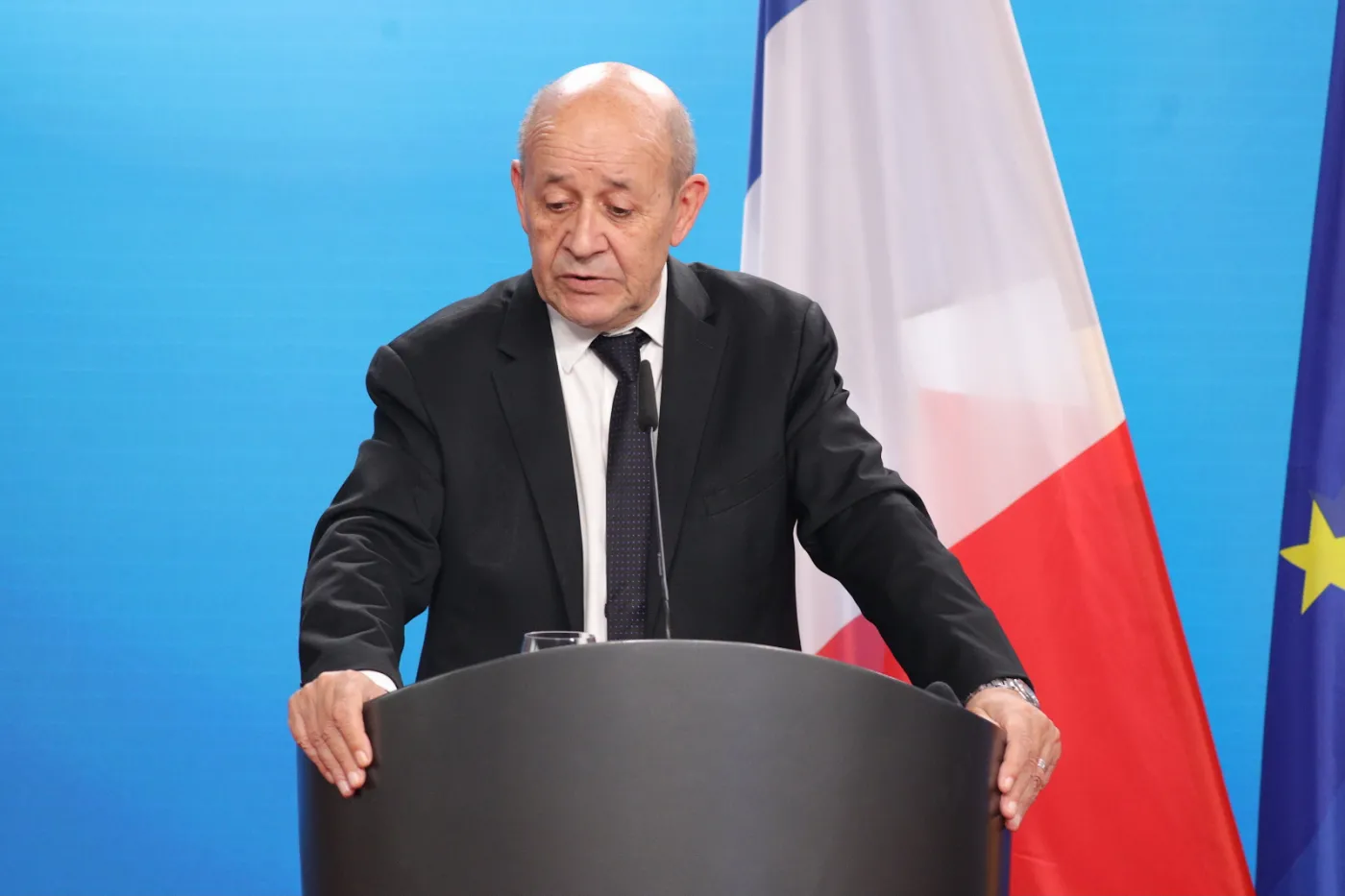 Francuski MSZ: Putinowi odpowiadamy, że też mamy broń nuklearną