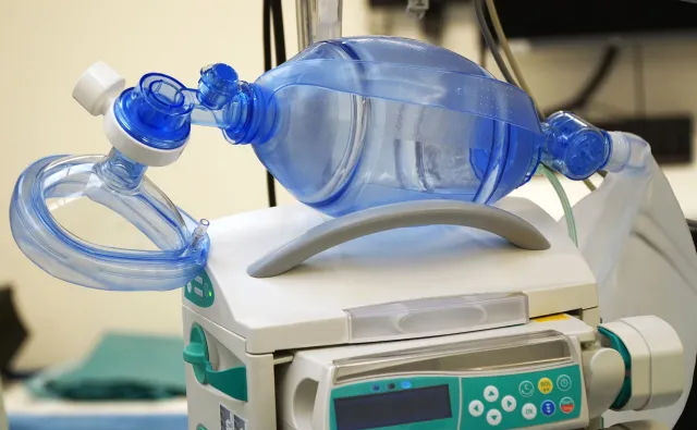 Prof. Gielerak o omikronie: Obecnie to nie zakażenie koronawirusem decyduje o hospitalizacji, a skutki zdrowotne ograniczeń w dostępie do systemu ochrony zdrowia