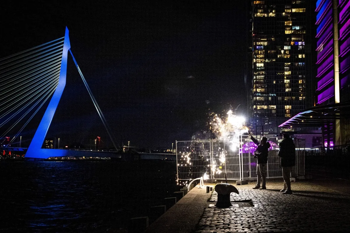 Śledztwo w sprawie rasistowskich haseł wyświetlonych w sylwestra na moście w Rotterdamie