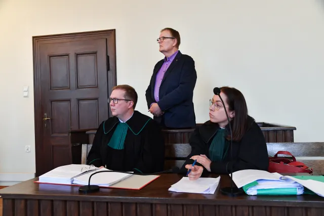 Będzie powtórka procesu byłego senatora. Waldemar Bonkowski jest oskarżony o znęcanie się nad psem