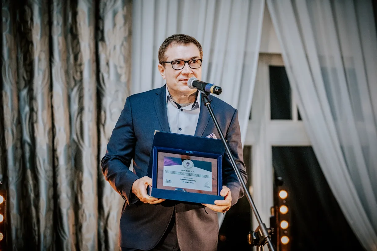 Prezes JANVEST S.A. - Piotr Schmude odbierający nagrodę CHAMPION BIZNESU w imieniu spółki na Międzynarodowym Forum Gospodarczym