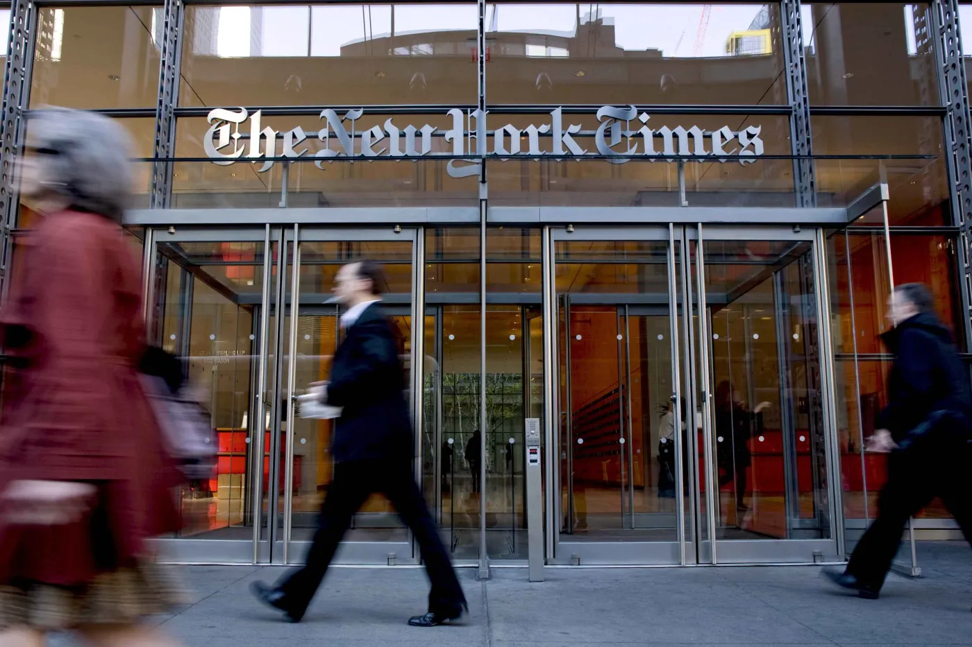 Przed wejściem do głownej siedziby The New York Times. Fot Bloomberg