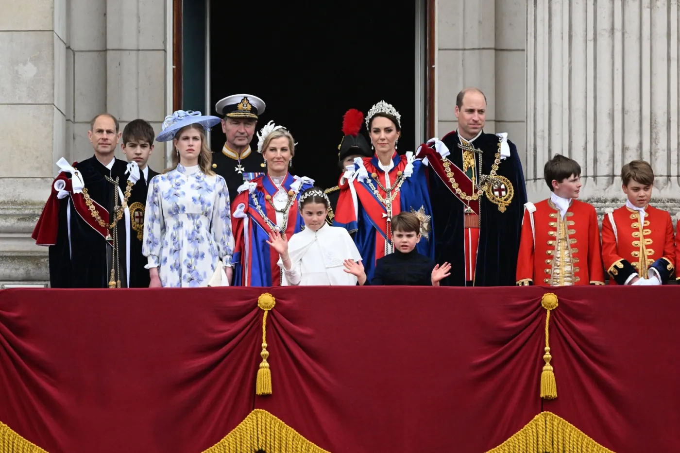 Rodzina królewska na balkonie Pałacu Buckingham. To ostatni punkt programu koronacji Karola III
