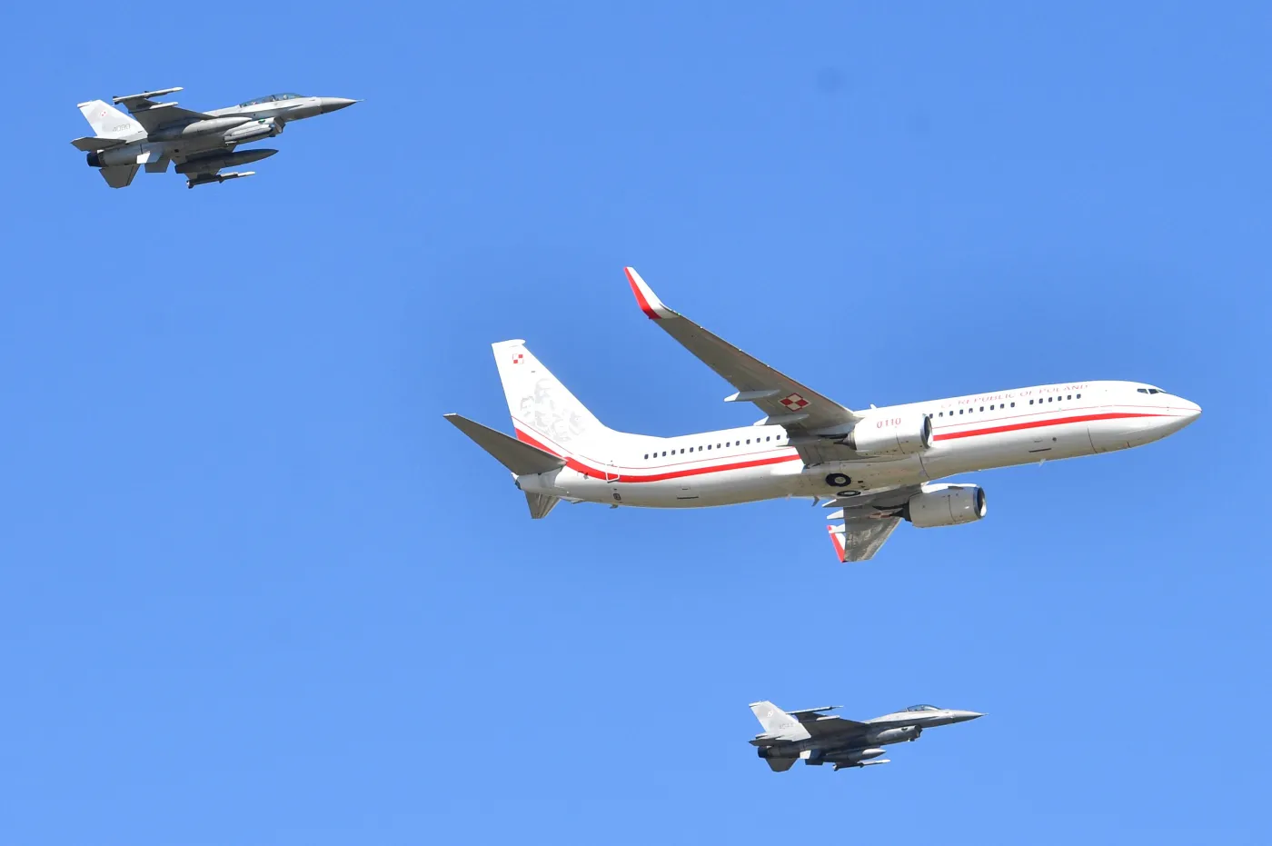 myśliwce wielozadaniowe Eurofighter Typhoon i Boeing 737-800