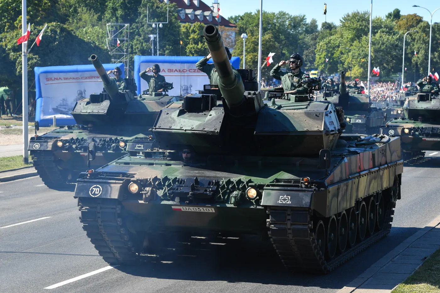 Przez Warszawę przemaszerowała defilada wojskowa pod hasłem „Silna Biało-czerwona”