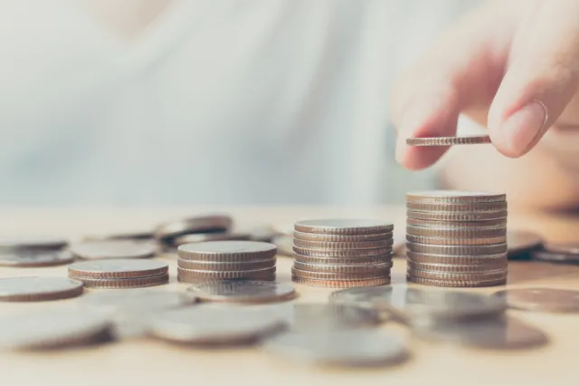 Jak obliczyć wysokość świadczeń dla pracownika 50+ w razie jego pobytu w szpitalu