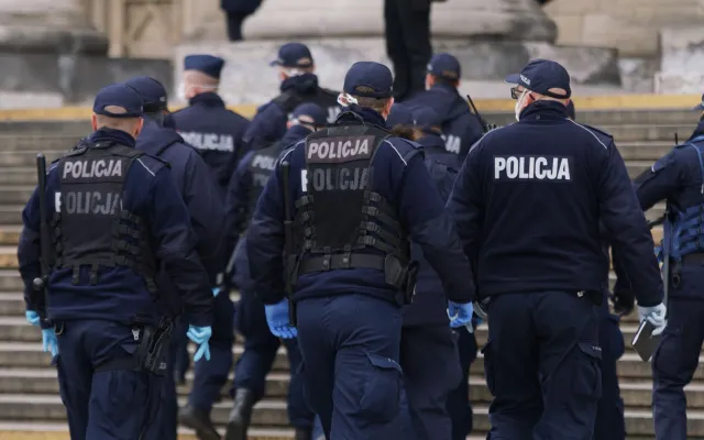 Ratunku, policja. Lecz kto obroni mnie przed policjantem?