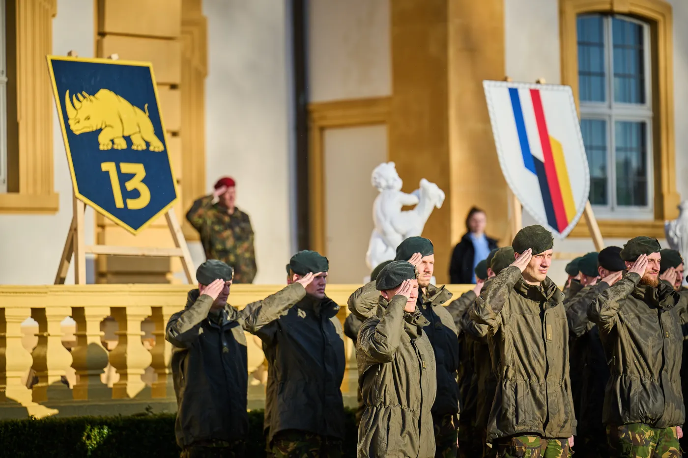 Młodzi Europejczycy idą do wojska. W Unii Europejskiej powraca się do poboru
