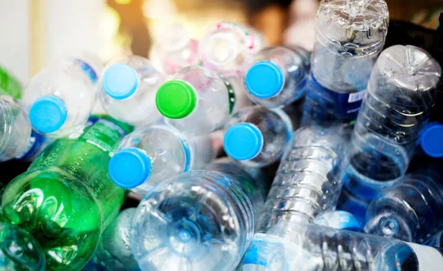 Za odpady przy produkcji plastikowych butelek zapłaci zlecający ich produkcję