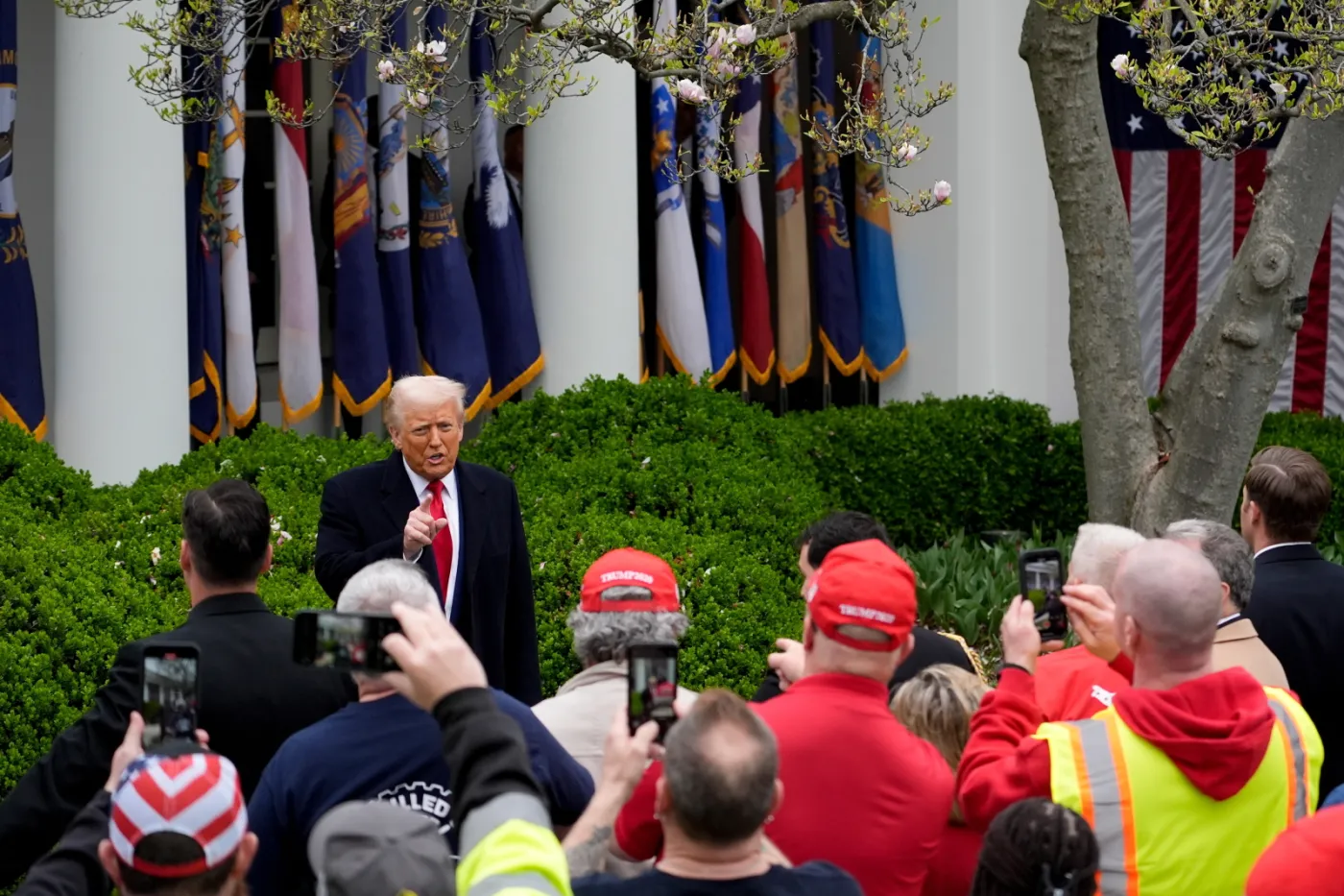 Cła Trumpa: Pierwszy pakiet właśnie wszedł w życie