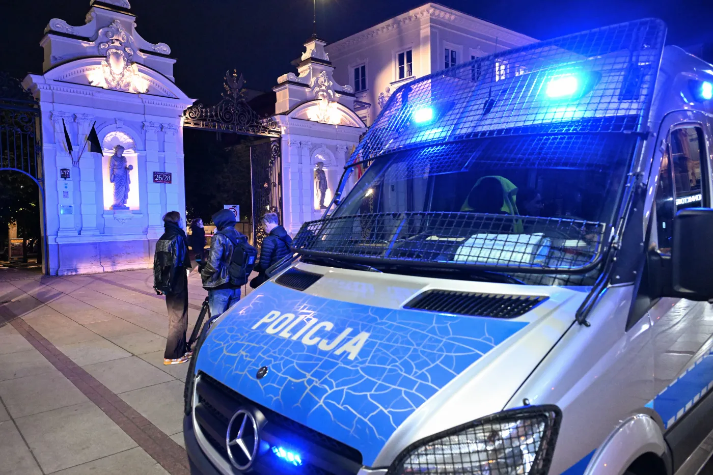 Warszawa, 07.05.2025. Policyjny radiowóz przed wejściem na teren Kampusu Głównego UW