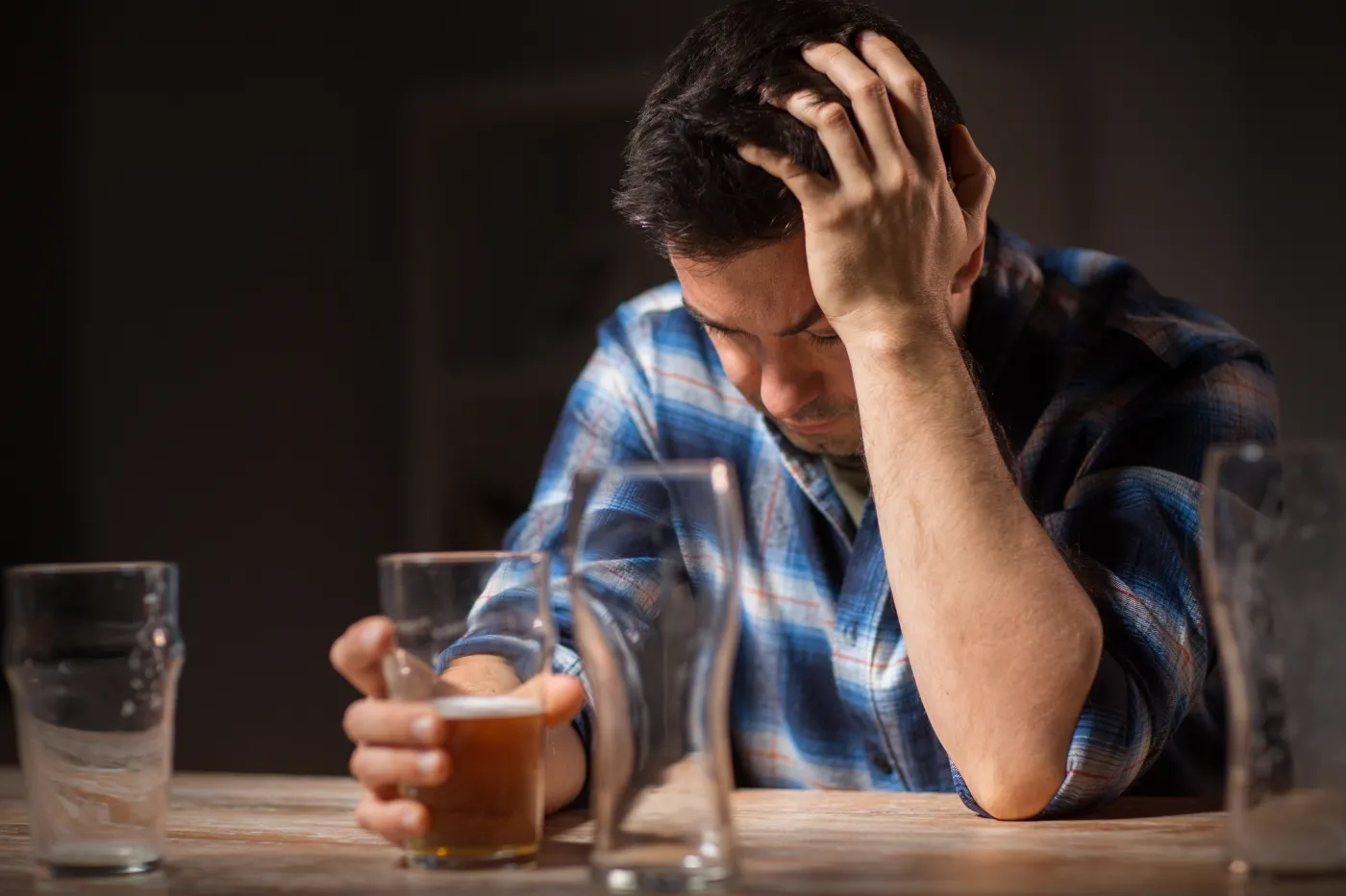 ZUS wydaje miliony na świadczenia dla alkoholików. Sprawdziliśmy, ile osób pobiera renty alkoholowe