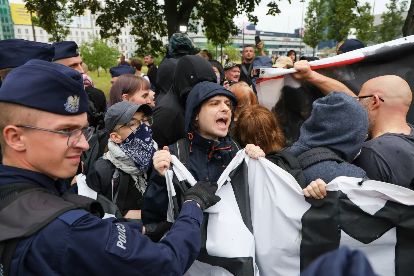 Podsumowanie sobotnich zgromadzeń: 117 wykroczeń i 7 zatrzymanych
