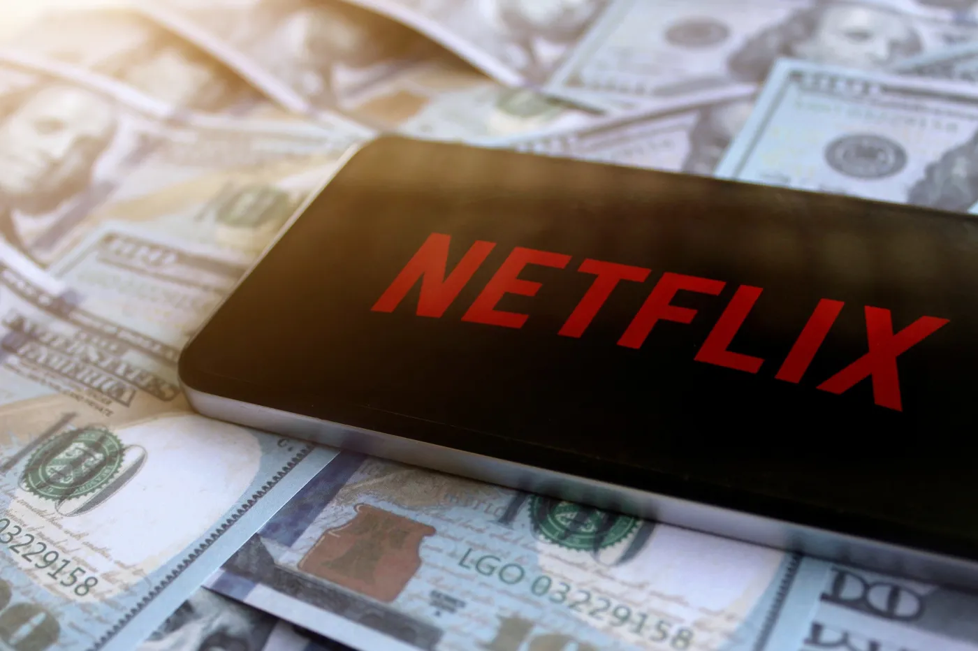 Netflix przejmuje Warner Bros. Discovery? Historia sukcesu: Od wypożyczalni DVD do 430 mld USD wartości rynkowej i 300 mln subskrybentów