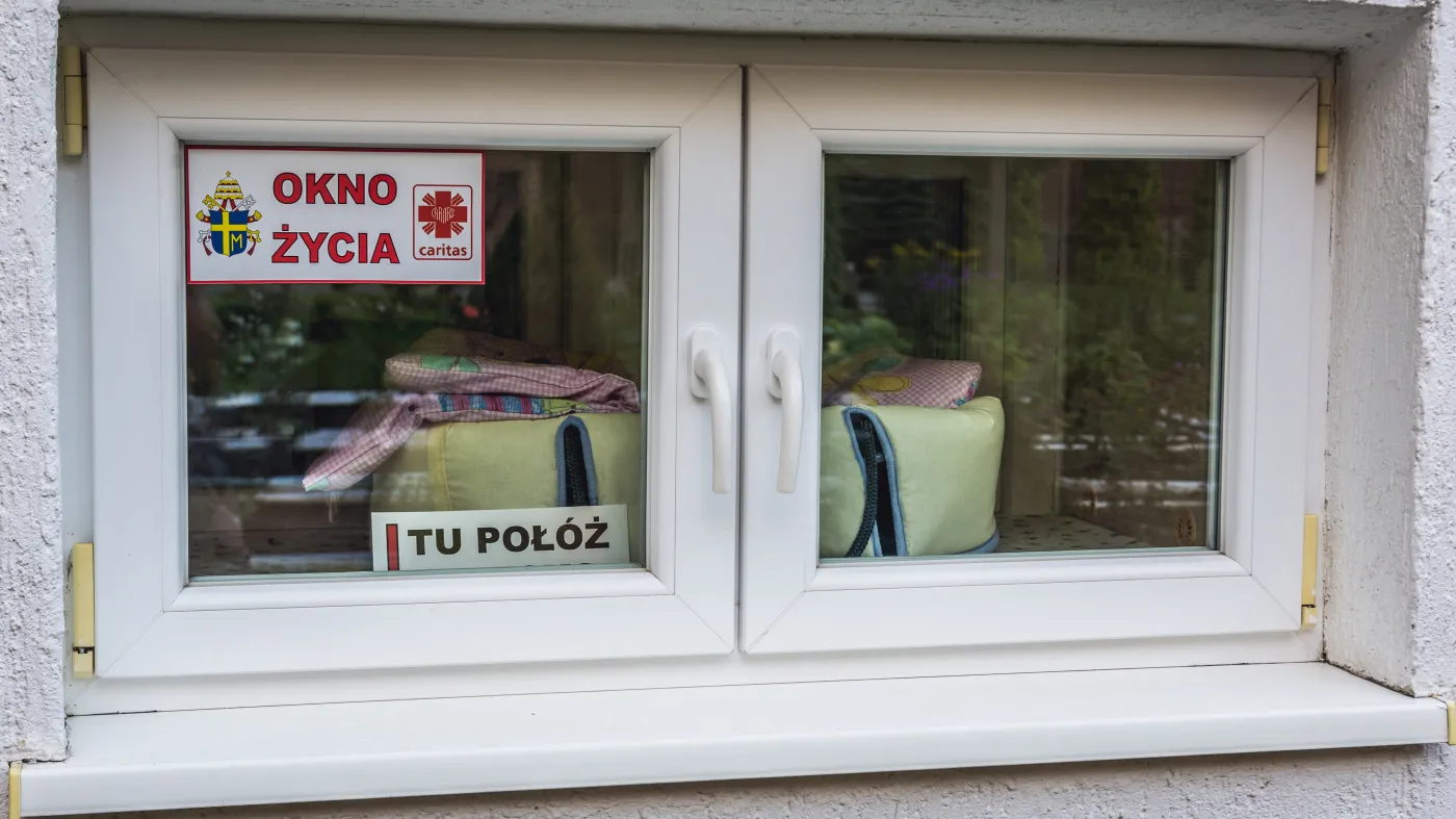 Półtoraroczne dziecko w oknie życia w Goleniowie. Dlaczego policja ustaliła tożsamość matki?