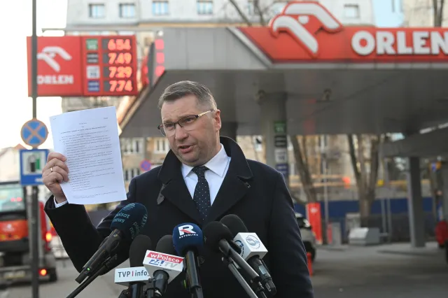 PiS chce niższej akcyzy na paliwa. apowiada złożenie ustawy obniżającej VAT